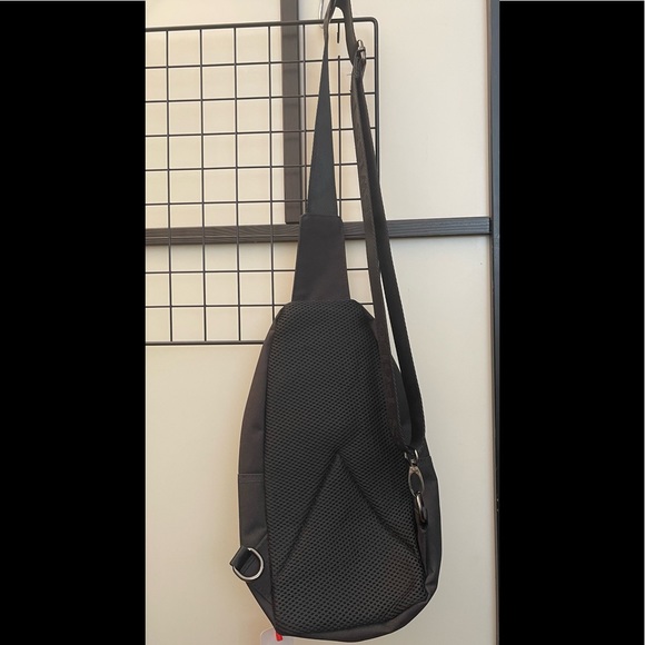 Crossbody with adjustable straps - Picture 3 of 7